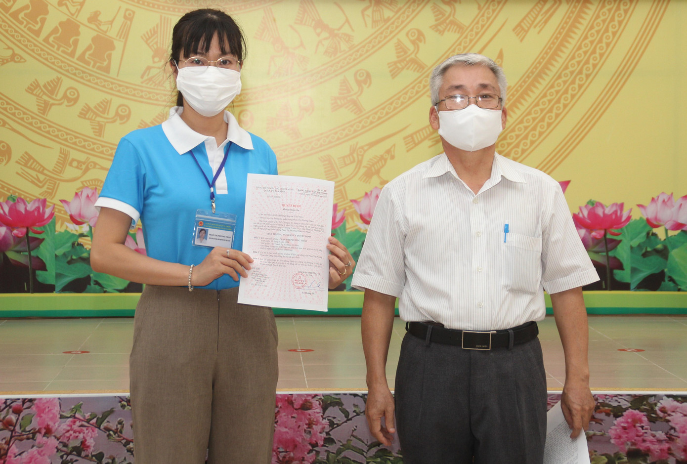 Đảng viên trẻ Phan Thị Phương Thảo nhận quyết định kết nạp Đảng.