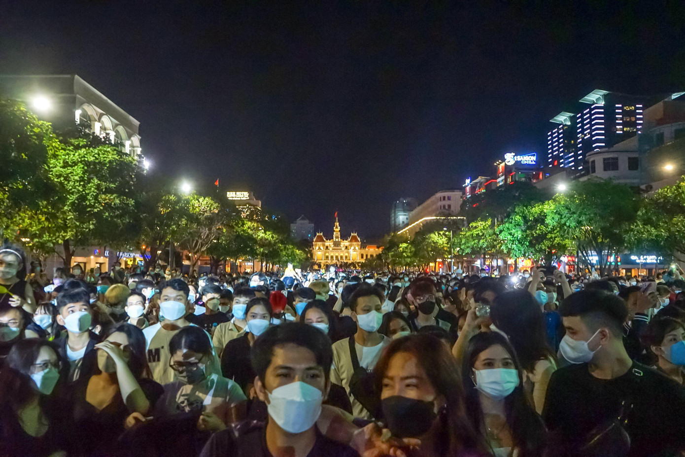 Dòng người đông nghịt tại phố đi bộ Nguyễn Huệ theo dõi lễ hội, chào đón năm mới 2022.