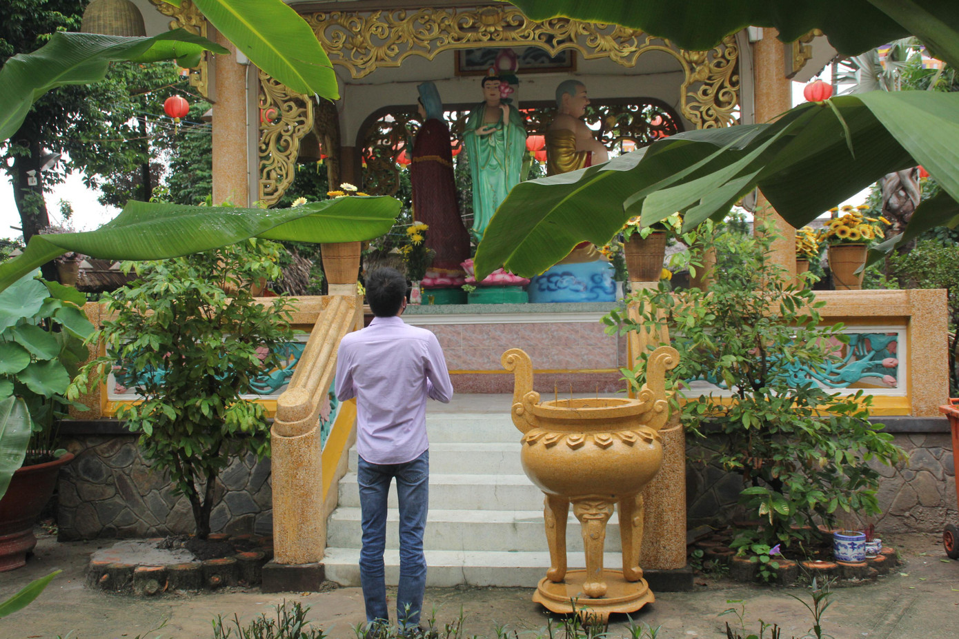 Ghi nhận tại chùa Phước Tường (TP. Thủ Đức), do ảnh hưởng của dịch bệnh COVID-19 nên lượng người đến chùa cũng thưa thớt.