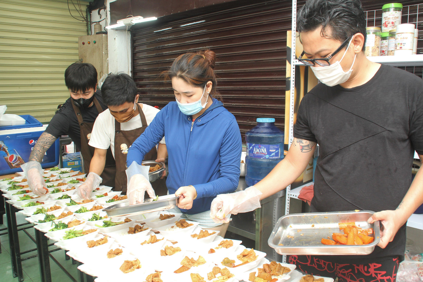 Trong những ngày giãn cách ảnh hưởng tới bữa ăn của mọi người, quán chay Diệu Không tăng công suất nấu bếp lên trên 300 phần ăn/ buổi để hỗ trợ thêm được nhiều người. Trong những ngày giãn cách ảnh hưởng tới bữa ăn của mọi người, quán chay Diệu Không tăng công suất nấu bếp lên trên 300 phần ăn/ buổi để hỗ trợ thêm được nhiều người.
