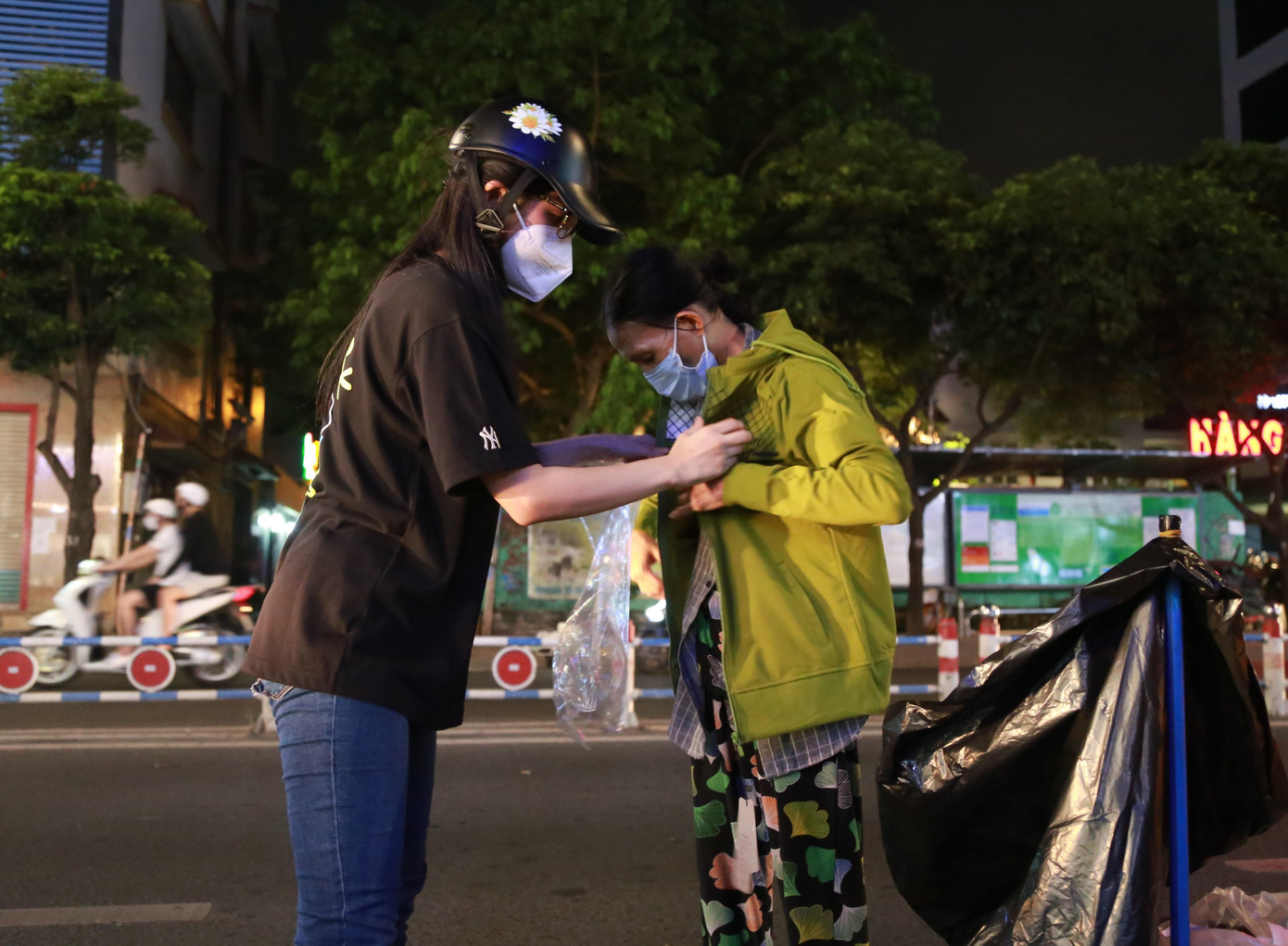 Trúc Phương mặc chiếc áo khoác cho người phụ nữ nhặt ve chai trên đường Khánh Hội, quận 4. Người phụ nữ lam lũ rưng rưng xúc động với món quà nghĩa tình trong đêm mưu sinh. Trúc Phương mặc chiếc áo khoác cho người phụ nữ nhặt ve chai trên đường Khánh Hội, quận 4. Người phụ nữ lam lũ rưng rưng xúc động với món quà nghĩa tình trong đêm mưu sinh.