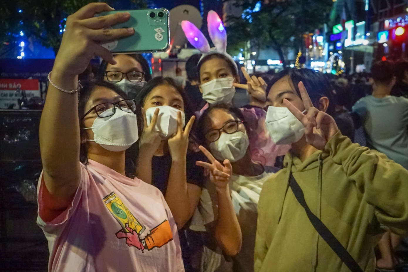 Nhóm bạn trẻ chụp hình lưu niệm trước giờ G.