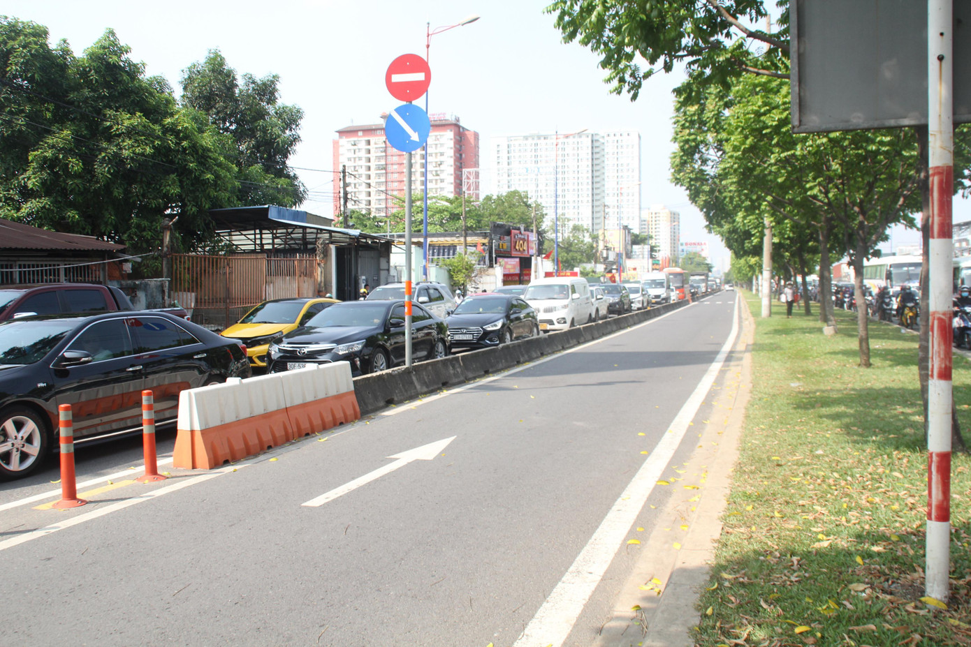 Xe cộ đông đúc theo hướng từ trung tâm Sài Gòn về Đồng Nai