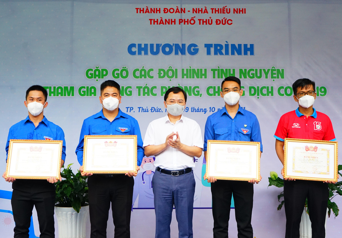 Bí thư thứ nhất Trung ương Đoàn trao Bằng khen cho các cá nhân tiêu biểu trong tham gia công tác phòng chống dịch trên địa bàn TPHCM thời gian qua - Ảnh: Phong Nguyễn