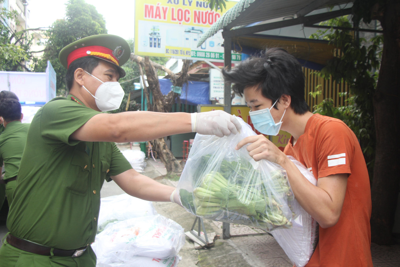 Những ngày tới, Công an TPHCM sẽ tiếp tục trao tặng tổng cộng hơn 300 tấn gạo và hàng hóa nhu yếu phẩm đến người dân tại TP. Thủ Đức và các quận, huyện còn lại của thành phố. Những ngày tới, Công an TPHCM sẽ tiếp tục trao tặng tổng cộng hơn 300 tấn gạo và hàng hóa nhu yếu phẩm đến người dân tại TP. Thủ Đức và các quận, huyện còn lại của thành phố.