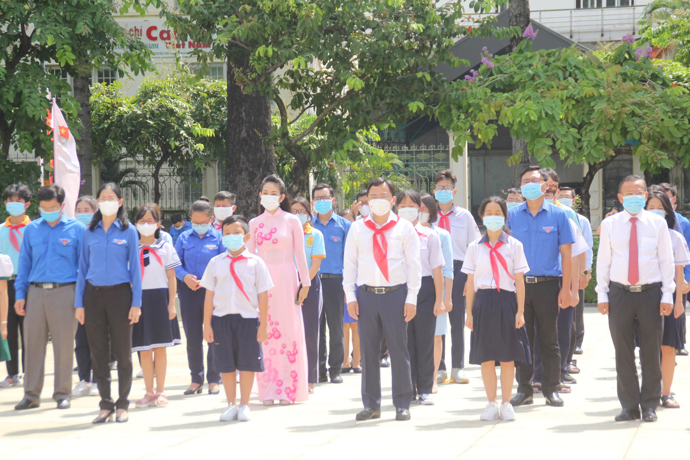 Các đại biểu, các em thiếu nhi thành kính tưởng nhớ vị lãnh tụ kính yêu của dân tộc Việt Nam Các đại biểu, các em thiếu nhi thành kính tưởng nhớ vị lãnh tụ kính yêu của dân tộc Việt Nam
