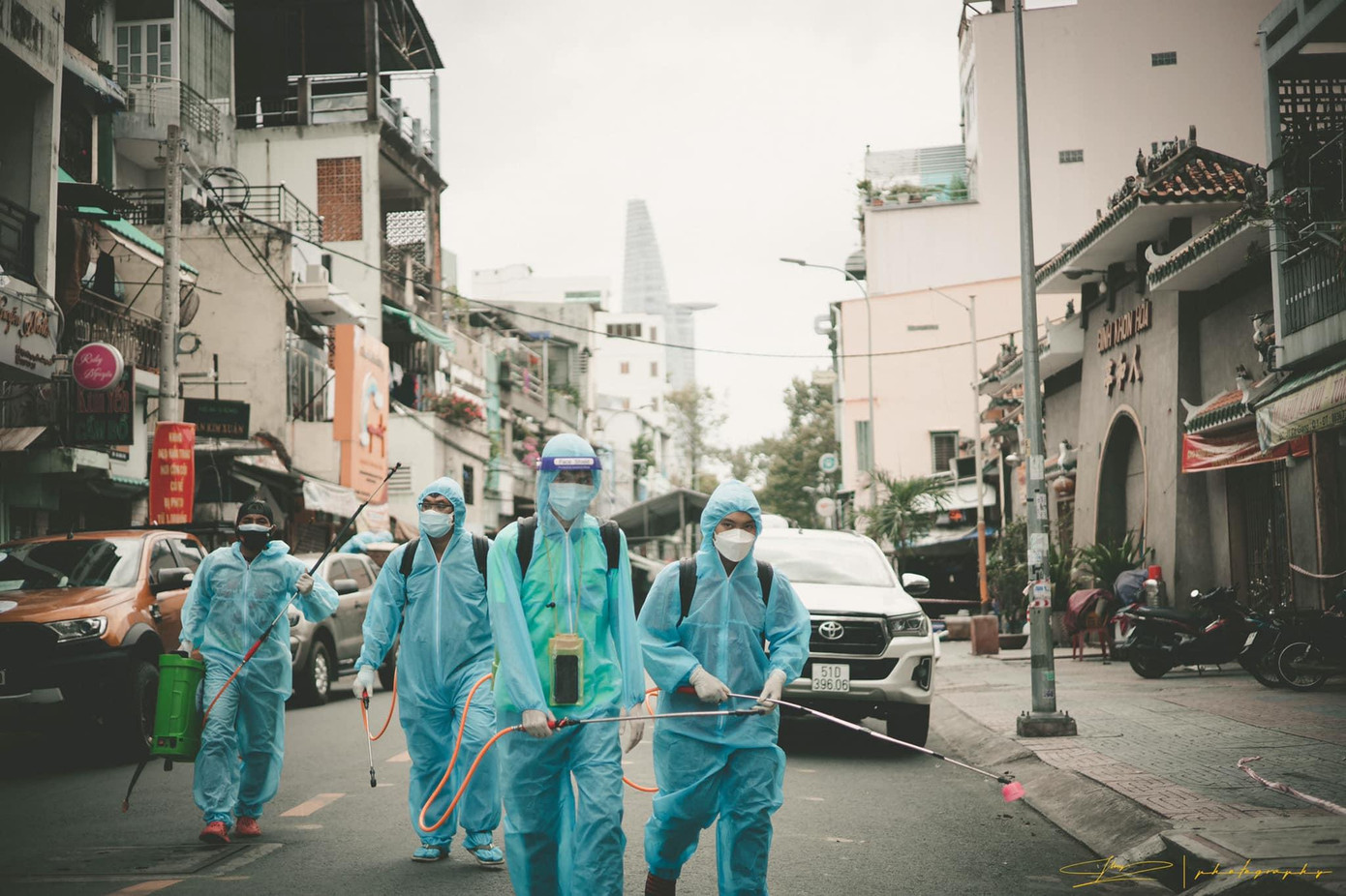 Sơn Giang cùng đồng đội thực hiện phun khử khuẩn phòng chống dịch bệnh (Ảnh: FBNV).