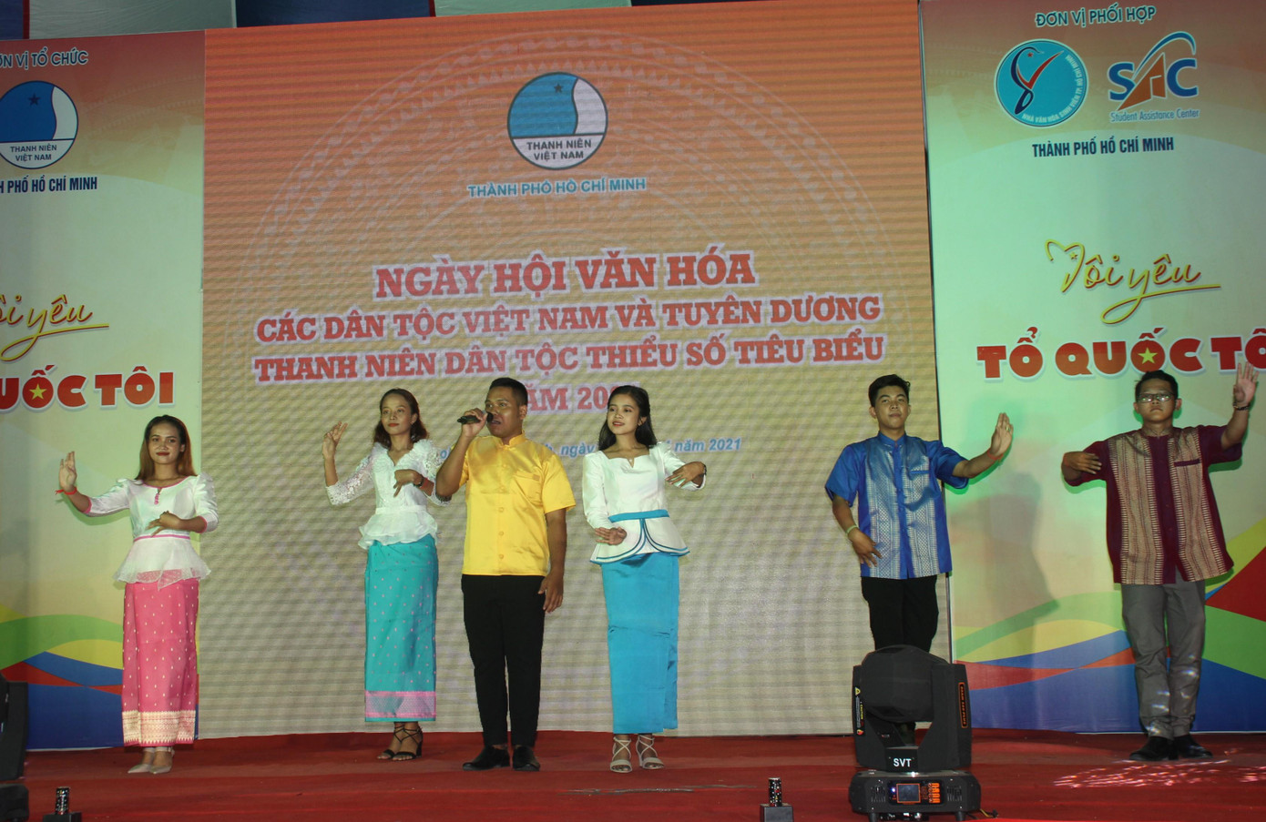 Trong khuôn khổ Ngày hội Văn hóa các dân tộc Việt Nam, các bạn thanh niên dân tộc cũng gửi đến hội viên, thanh niên TPHCM các tiết mục văn nghệ đặc sắc