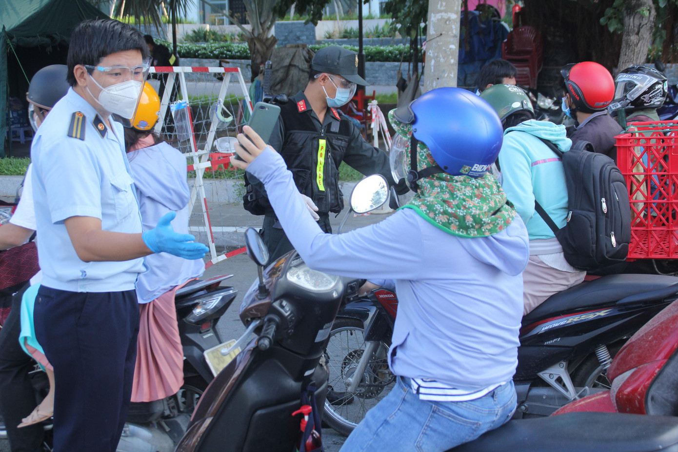 Tại chốt kiểm soát trên đường Điện Biên Phủ (quận Bình Thạnh) hướng về trung tâm thành phố, người dân đi làm vào đầu ngày liên tục lưu thông qua đây.