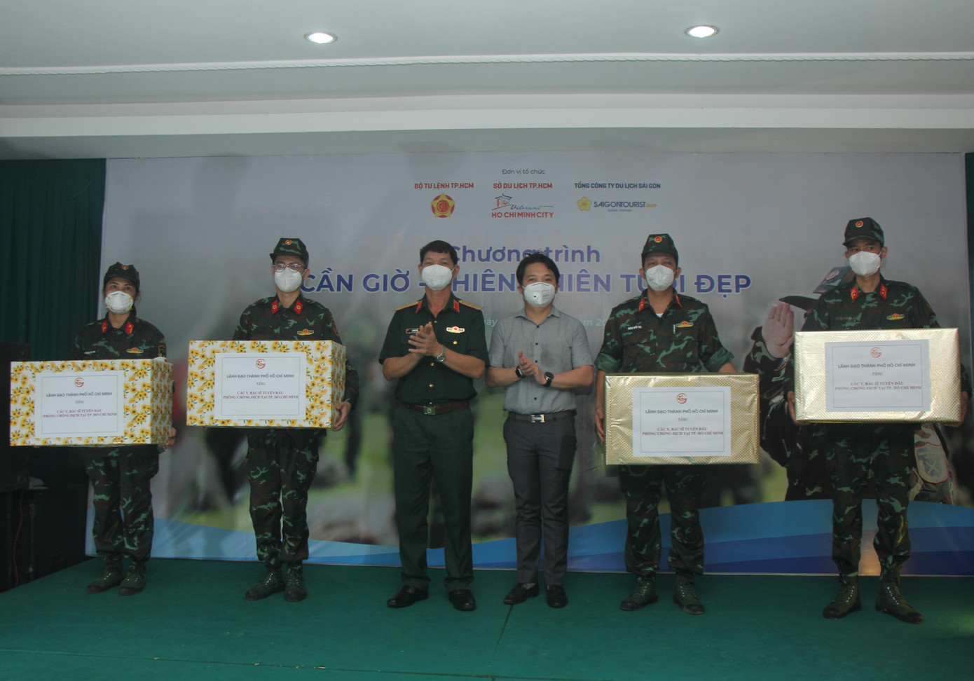 Đại diện Bộ Tư lệnh TPHCM và Sở Du lịch TPHCM trao quà cho các y bác sỹ quân y tham gia chi viện TPHCM đẩy lùi dịch bệnh. Đại diện Bộ Tư lệnh TPHCM và Sở Du lịch TPHCM trao quà cho các y bác sỹ quân y tham gia chi viện TPHCM đẩy lùi dịch bệnh.