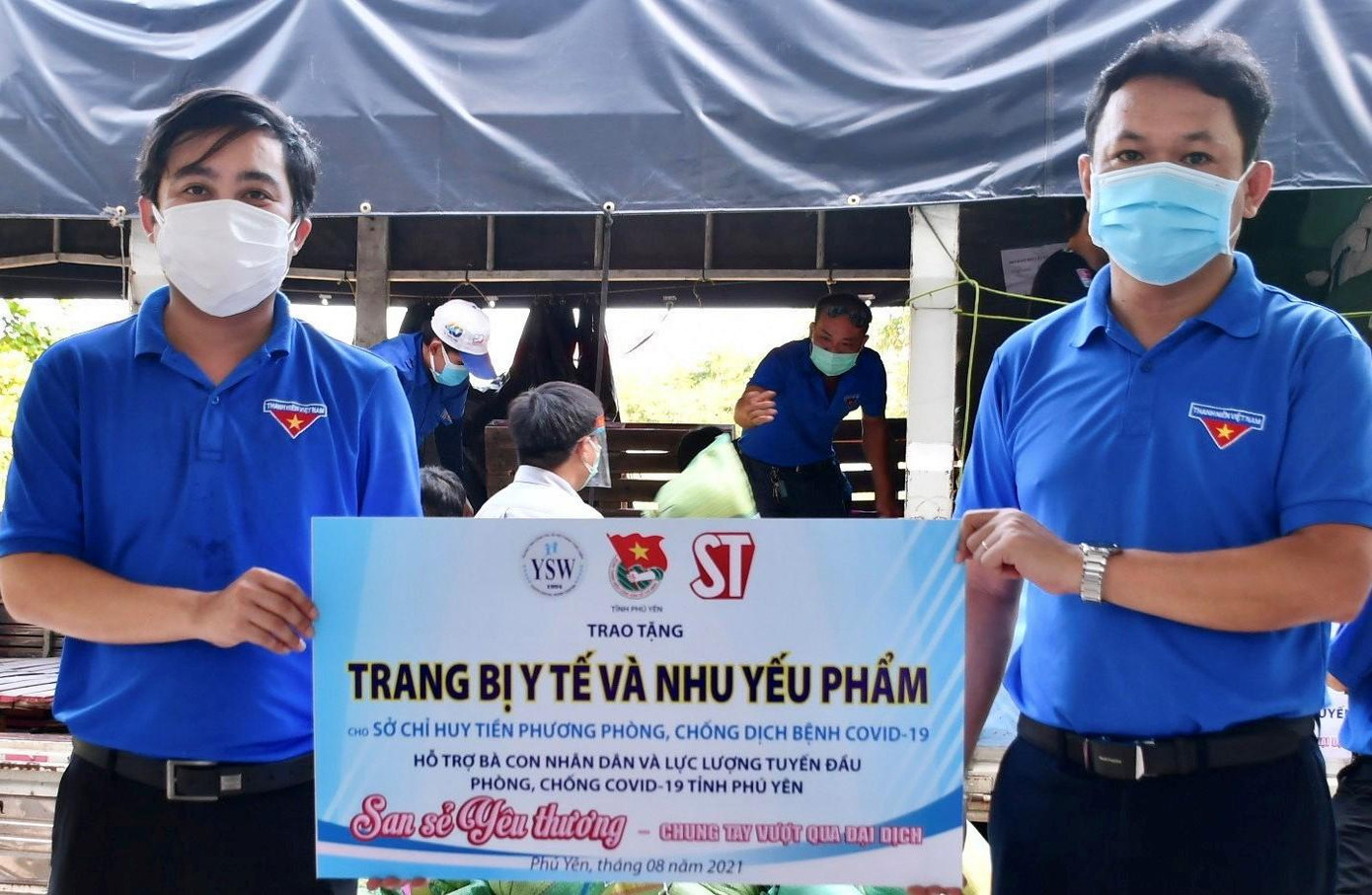 Trung tâm Công tác xã hội Thanh thiếu niên Việt Nam trao tặng các phần quà thiết yếu cho bà con Phú Yên. Trung tâm Công tác xã hội Thanh thiếu niên Việt Nam trao tặng các phần quà thiết yếu cho bà con Phú Yên.