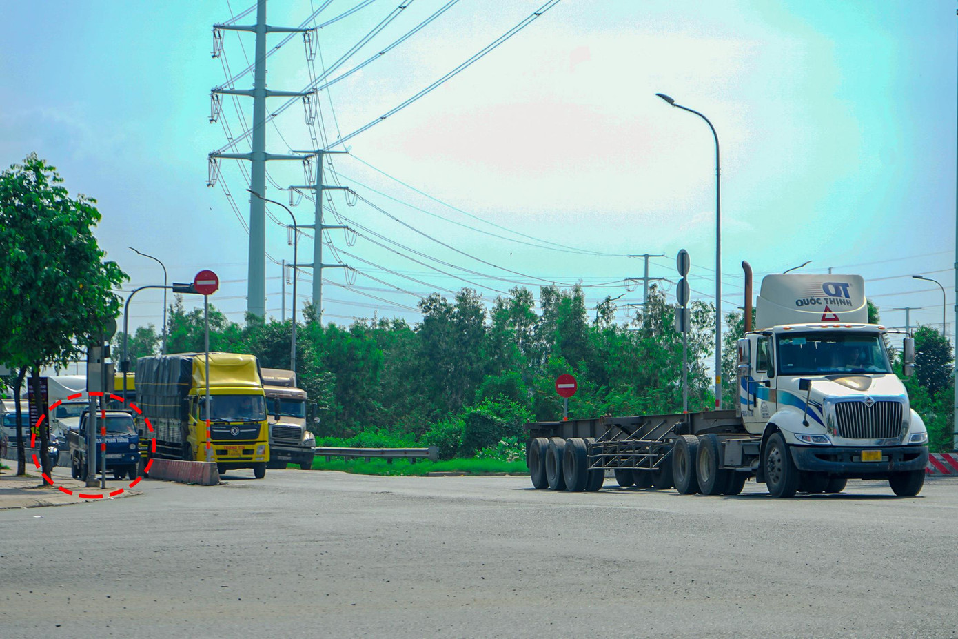 Xe tải chạy lấn sang làn xe máy tại một giao lộ trên đường Võ Chí Công
