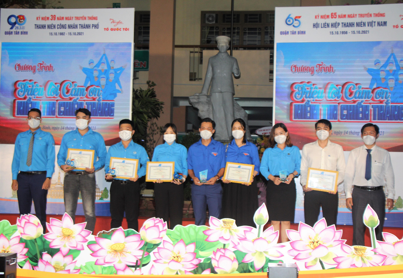 Những bông hoa điển hình về tinh thần sôi nổi, nhiệt huyết với cộng đồng được tuyên dương tại chương trình &quot;Triệu lời cảm ơn - Niềm tin chiến thắng - Ảnh: Ngô Tùng