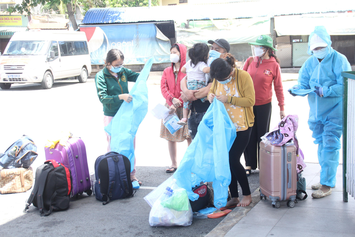 Người dân Quảng Ngãi tập trung tại Bến xe Miền Đông để về quê Người dân Quảng Ngãi tập trung tại Bến xe Miền Đông để về quê