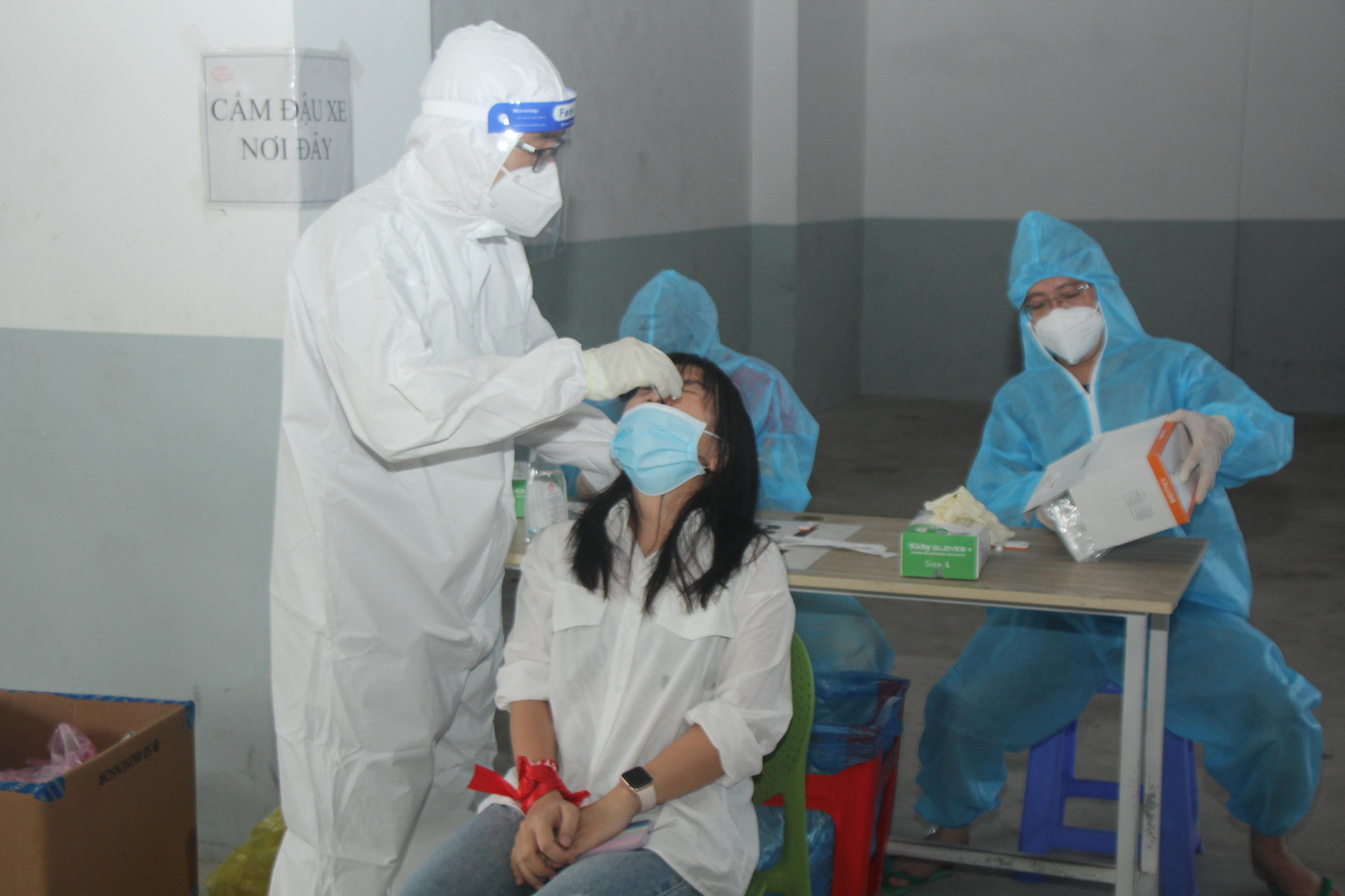 Nhân viên y tế lấy mẫu xét nghiệm cho tất cả người dân tham gia hiến máu - Ảnh: Ngô Tùng Nhân viên y tế lấy mẫu xét nghiệm cho tất cả người dân tham gia hiến máu - Ảnh: Ngô Tùng