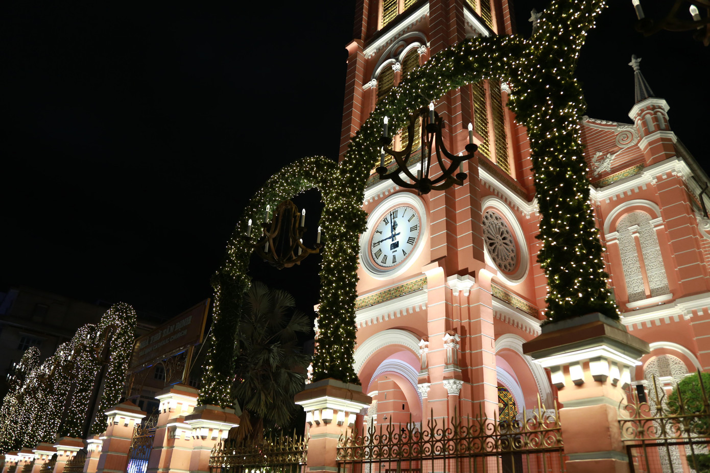 Nhà thờ Tân Định (quận 3) vừa hoàn thiện các hạng mục trang trí đón chào mùa Giáng sinh. Đây là địa điểm thu hút đông đảo người dân đến vui chơi, đi lễ vào các mùa Noel.