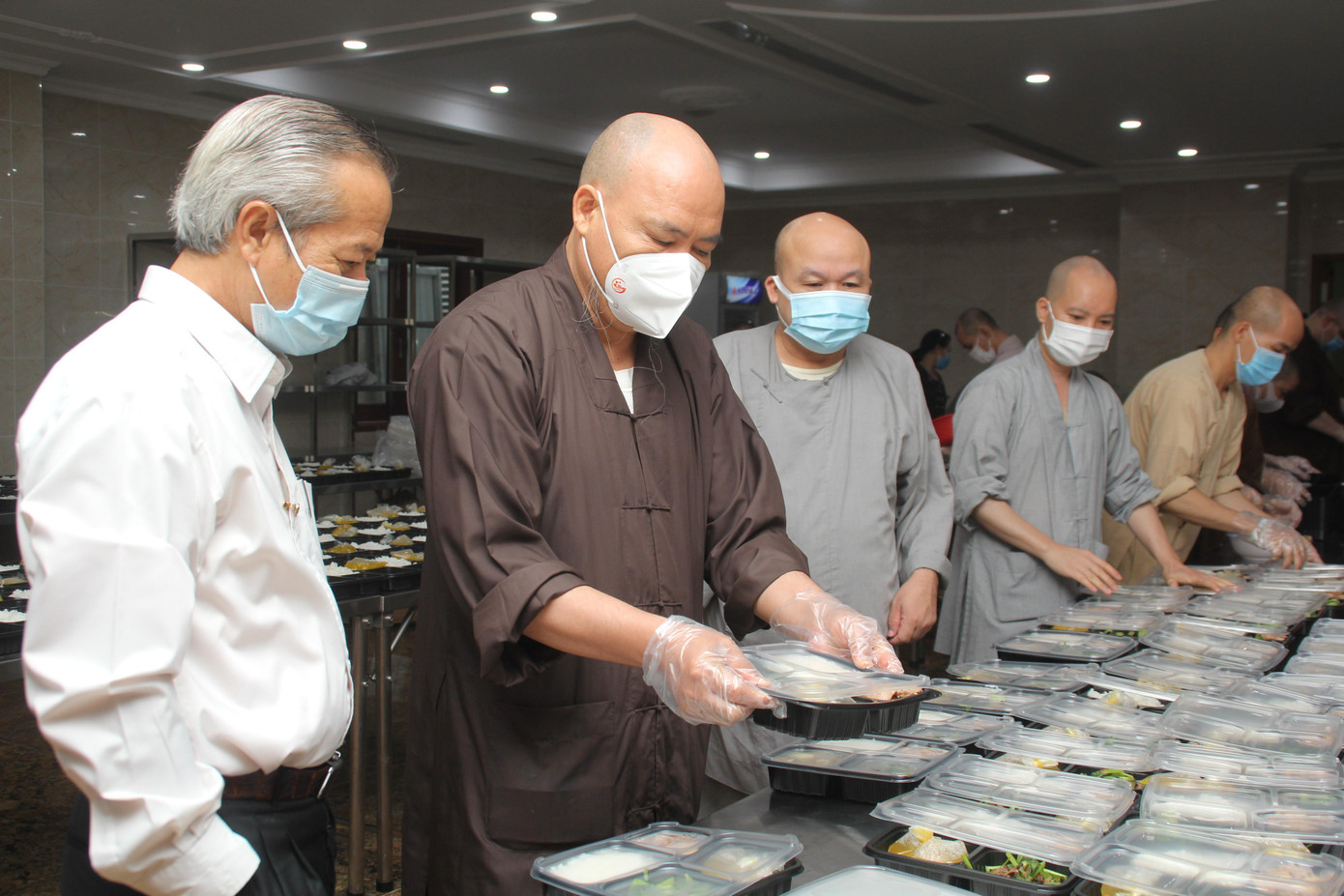 Thượng tọa Thích Thanh Phong (thứ hai từ trái qua), Trụ trì chùa Vĩnh Nghiêm cùng các chư tăng chuẩn bị các suất ăn. Thượng tọa Thích Thanh Phong (thứ hai từ trái qua), Trụ trì chùa Vĩnh Nghiêm cùng các chư tăng chuẩn bị các suất ăn.