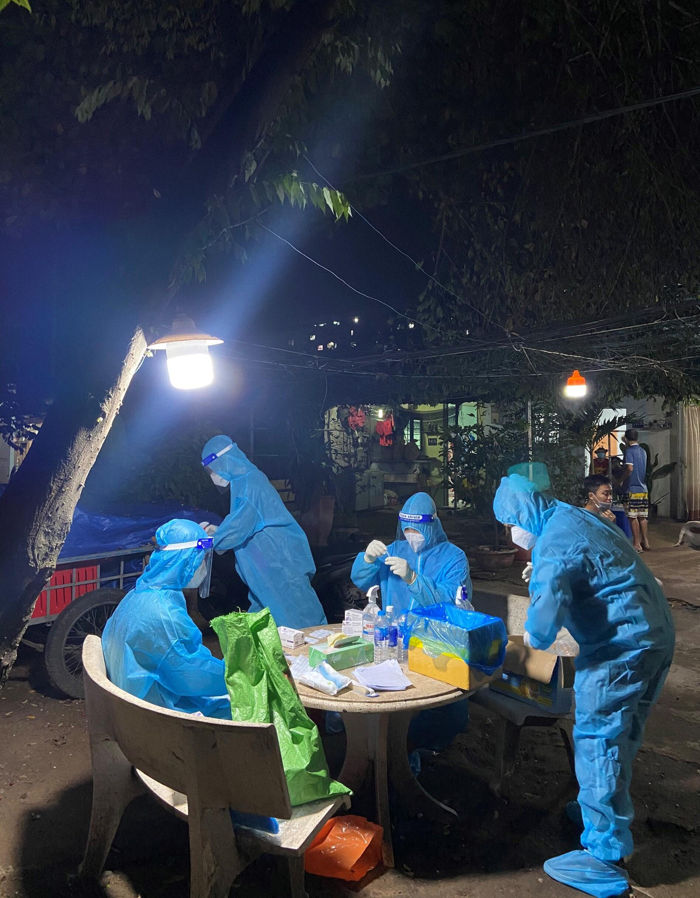 Khôi và đồng đội đã có nhiều ngày lấy mẫu đến tận nửa đêm - Ảnh: NVCC