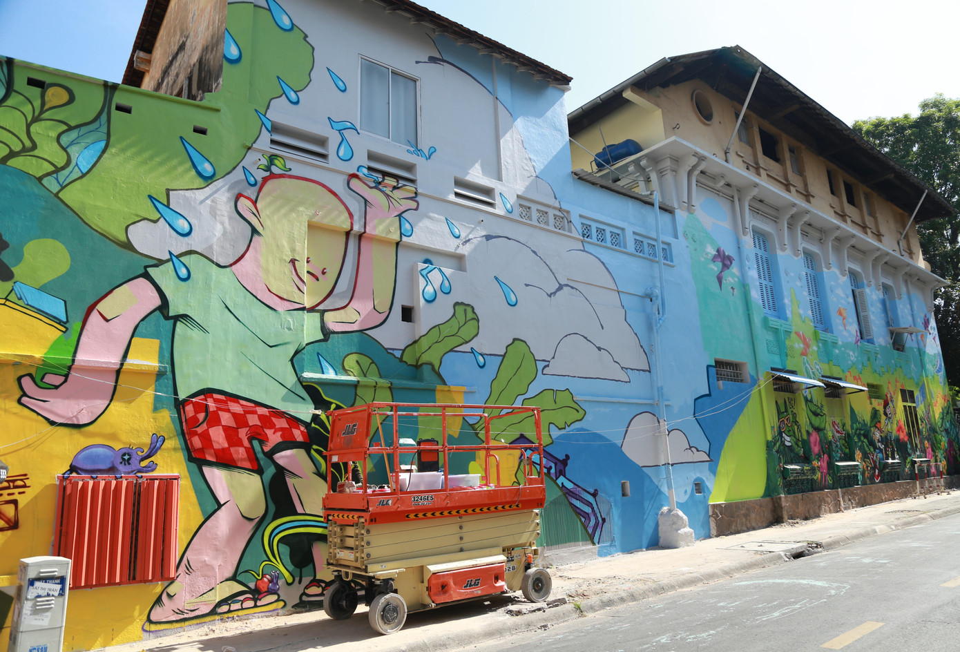 Trong khi đó, tại villa 48 Nguyễn Đình Chiểu, họa sĩ Kleur và Suby One thực hiện hai bức vẽ liền kề nhau cũng với ý nghĩa cổ động lối sống xanh ở thành phố khi năng lượng được tái tạo và sử dụng một cách phổ biến. Ở đó, những đứa trẻ thoải mái vui đùa trong bầu không khí trong lành và thư thái.