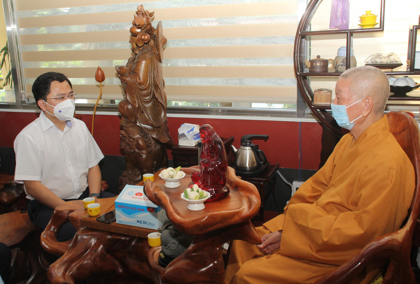 Bí thư thứ nhất Trung ương Đoàn Nguyễn Anh Tuấn trò chuyện cùng Hòa thượng Thích Trí Quảng Bí thư thứ nhất Trung ương Đoàn Nguyễn Anh Tuấn trò chuyện cùng Hòa thượng Thích Trí Quảng