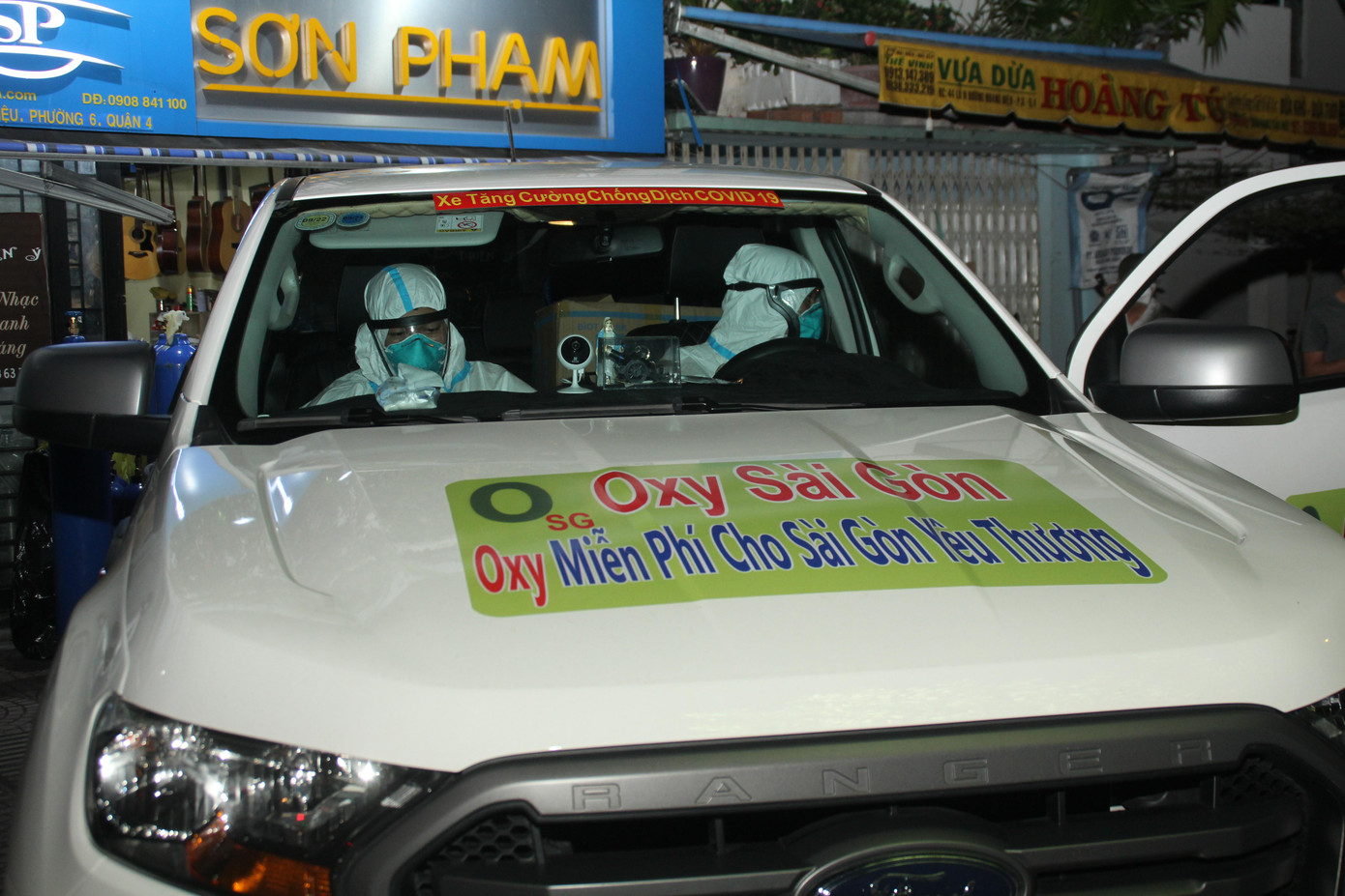 Hai "chiến binh oxy" sửa soạn chuẩn bị bình oxy và các trang bị cần thiết lên đường hỗ trợ bệnh nhân COVID. Hai "chiến binh oxy" sửa soạn chuẩn bị bình oxy và các trang bị cần thiết lên đường hỗ trợ bệnh nhân COVID.