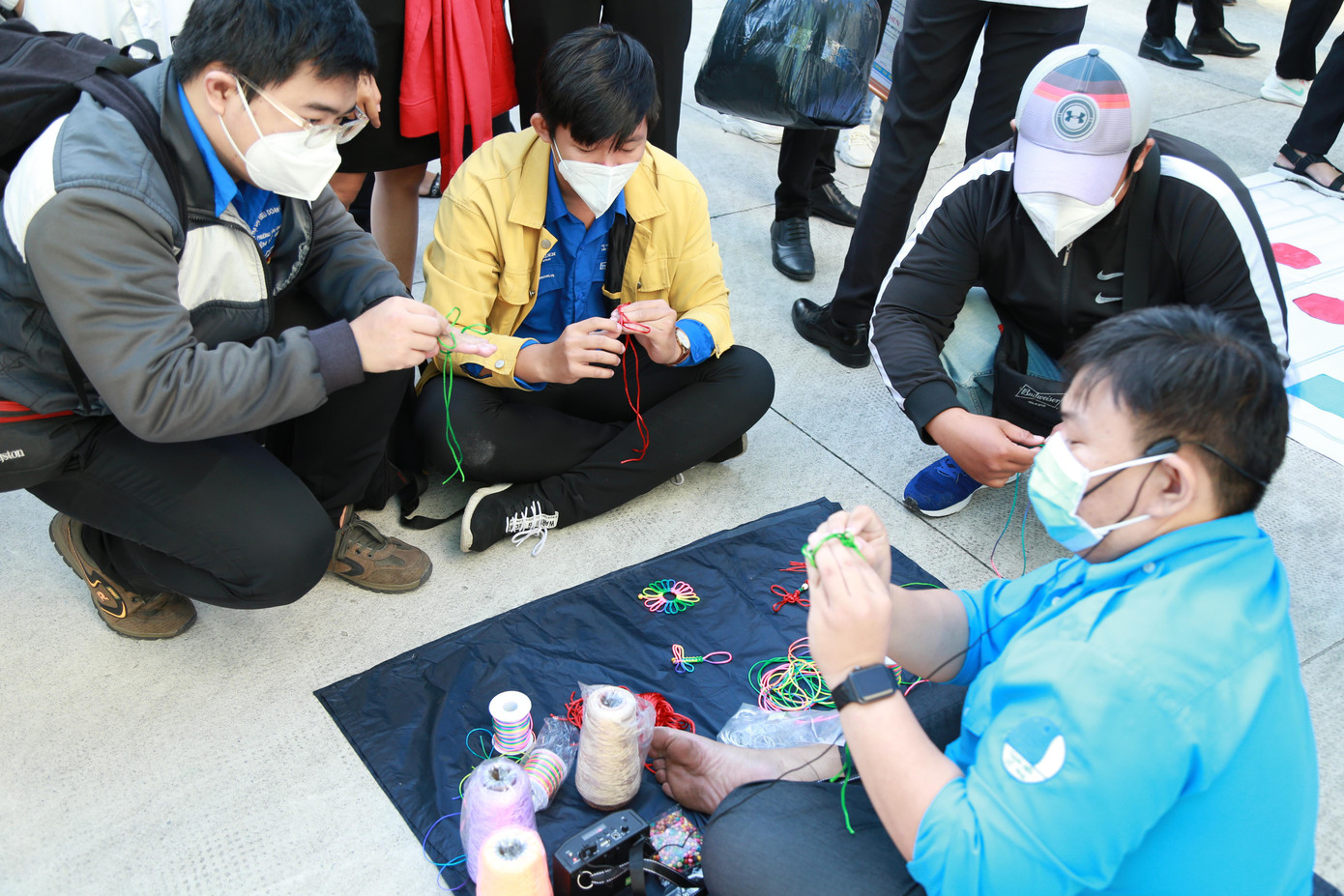 Các bạn đoàn viên, hội viên thanh niên cùng tham gia các hoạt động tại ngày hội.