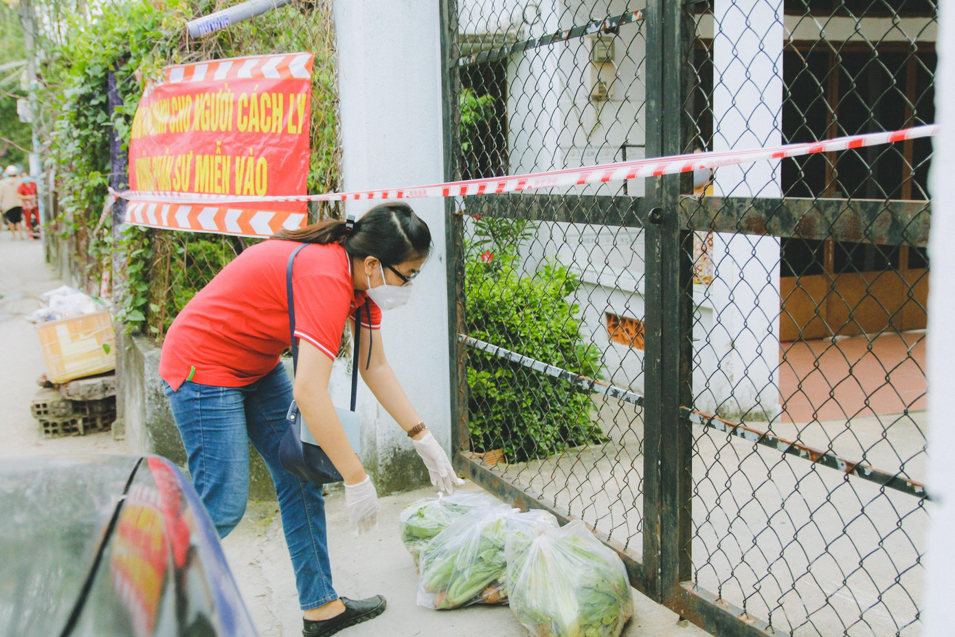 Mỗi một phần quà dù không nhiều nhặn vật chất, nhưng nặng ân tình khi kịp thời chia sẻ lúc cấp bách, bởi lúc này "có tiền cũng không mua được". Mỗi một phần quà dù không nhiều nhặn vật chất, nhưng nặng ân tình khi kịp thời chia sẻ lúc cấp bách, bởi lúc này "có tiền cũng không mua được".