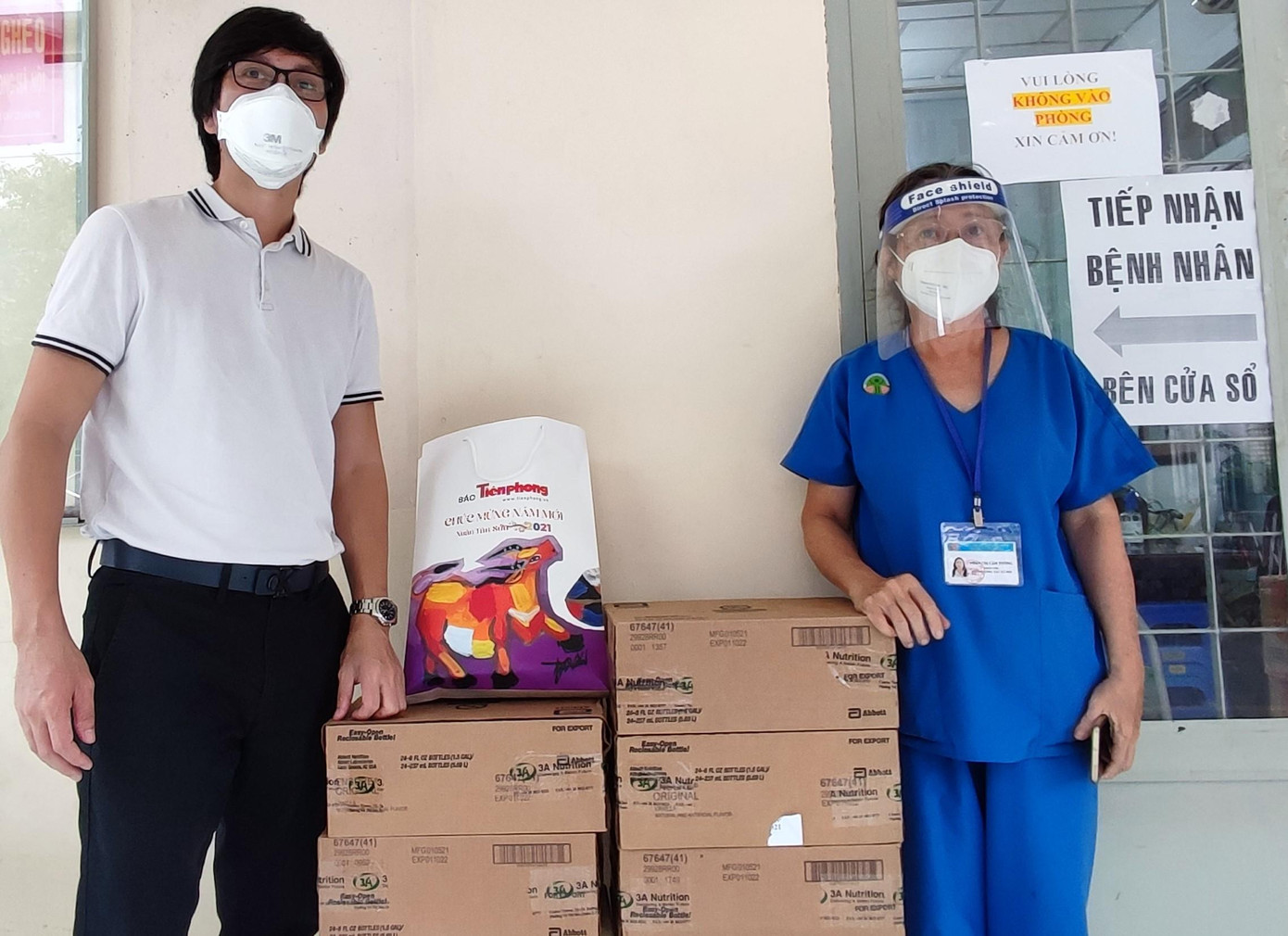 Đại diện báo Tiền Phong gửi tặng Bệnh viện Nhi đồng 2 các phần quà hỗ trợ công tác chống dịch. Đại diện báo Tiền Phong gửi tặng Bệnh viện Nhi đồng 2 các phần quà hỗ trợ công tác chống dịch.