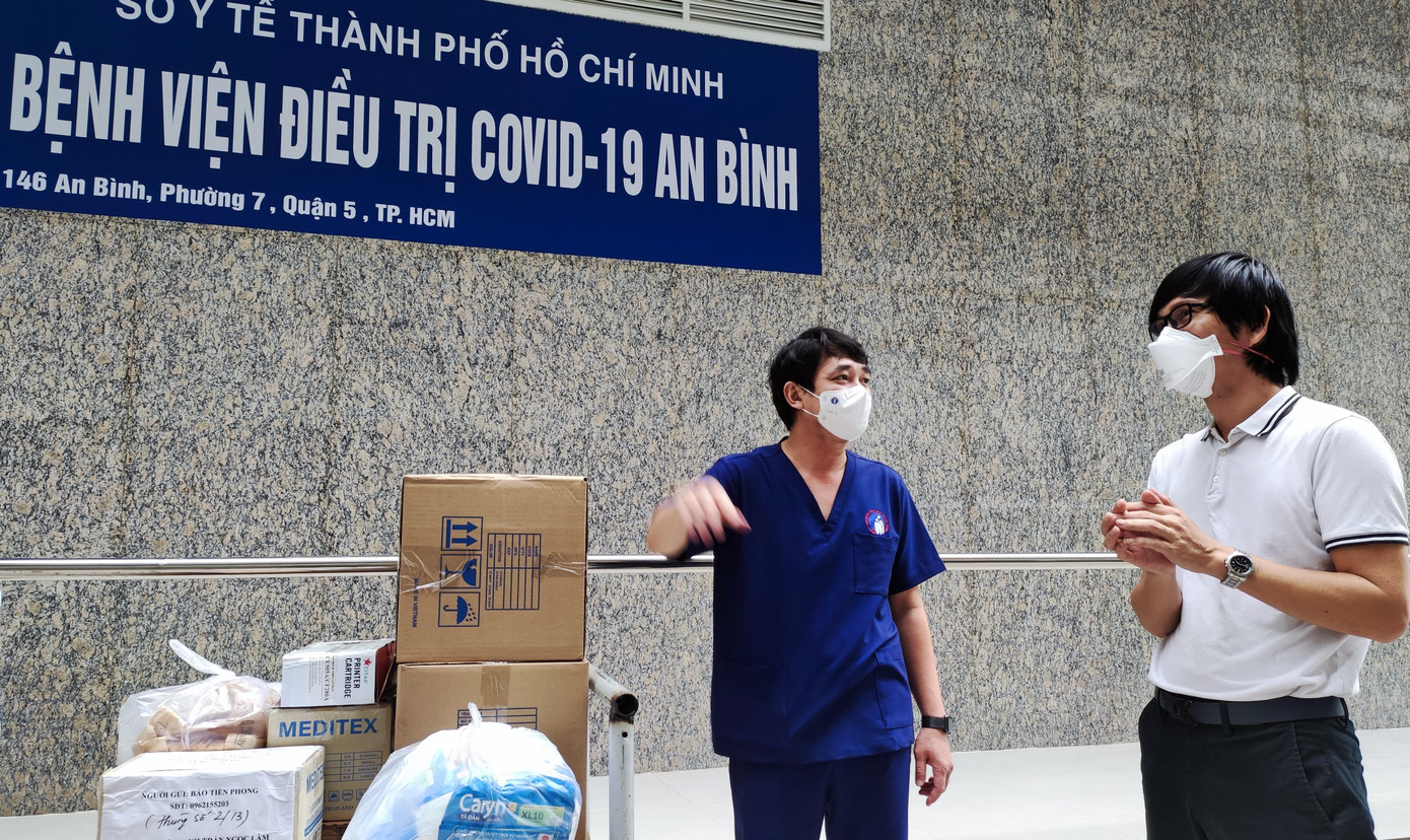 Để phục vụ lượng bệnh nhân COVID tăng cao, thời gian qua Bệnh viện điều trị COVID-19 An Bình đã phải kê thêm giường bệnh lên con số ngoài 600 giường, trong khi chỉ tiêu cho phép khoảng 500 giường. Để phục vụ lượng bệnh nhân COVID tăng cao, thời gian qua Bệnh viện điều trị COVID-19 An Bình đã phải kê thêm giường bệnh lên con số ngoài 600 giường, trong khi chỉ tiêu cho phép khoảng 500 giường.