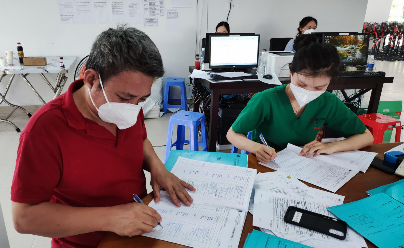 Các nhân viên y tế ghi nhận hồ sơ bệnh án tại phòng điều hành. Các nhân viên y tế ghi nhận hồ sơ bệnh án tại phòng điều hành.