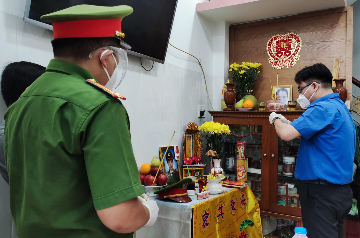 Anh Ngô Minh Hải thắp hương tri ân thượng úy Phan Tấn Tài. Anh Ngô Minh Hải thắp hương tri ân thượng úy Phan Tấn Tài.