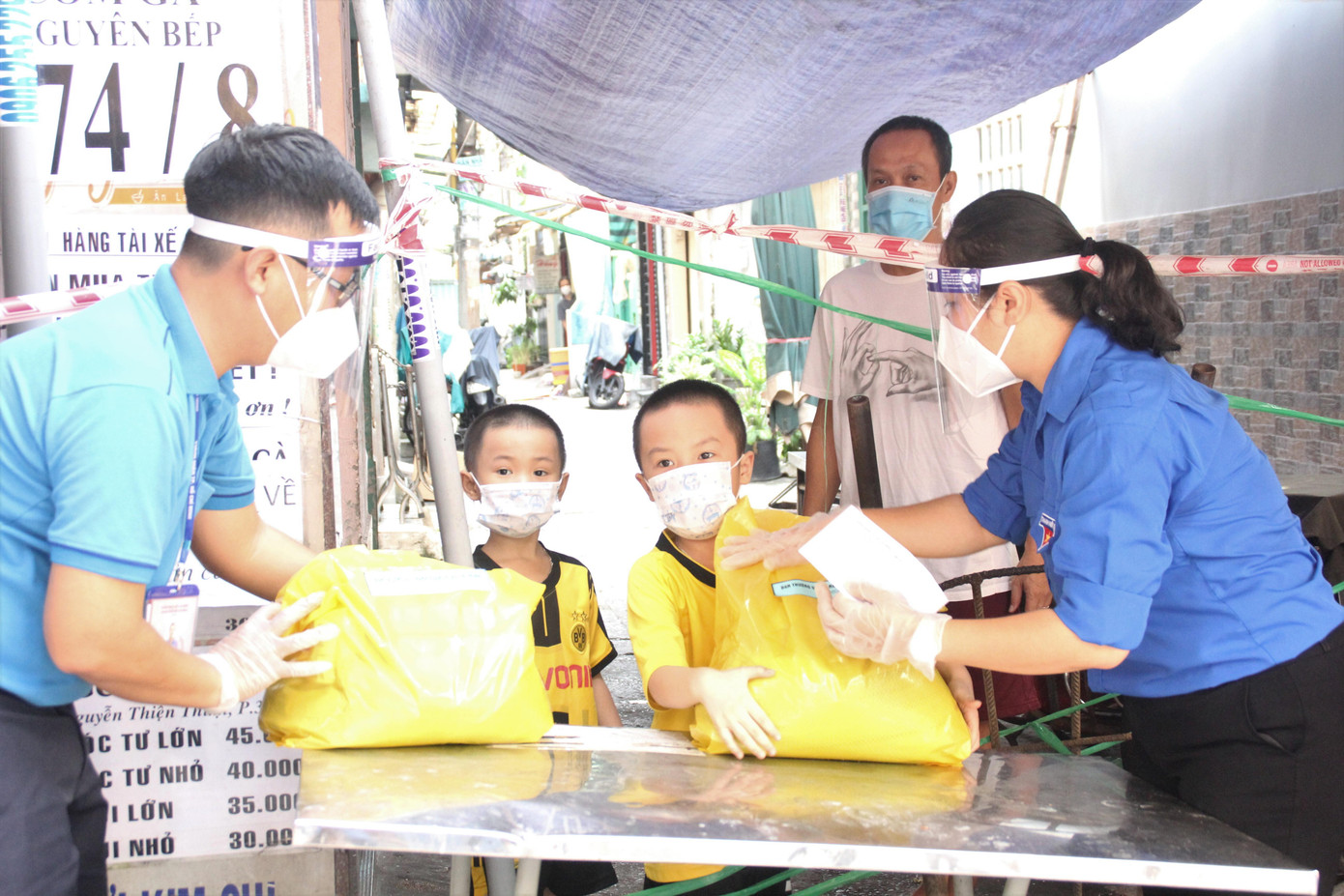 Mỗi món quà bao gồm các nhu yếu phẩm như sữa, gạo và tiền mặt nhằm động viên và hỗ trợ một phần đời sống hiện tại cho gia đình các em. Mỗi món quà bao gồm các nhu yếu phẩm như sữa, gạo và tiền mặt nhằm động viên và hỗ trợ một phần đời sống hiện tại cho gia đình các em.