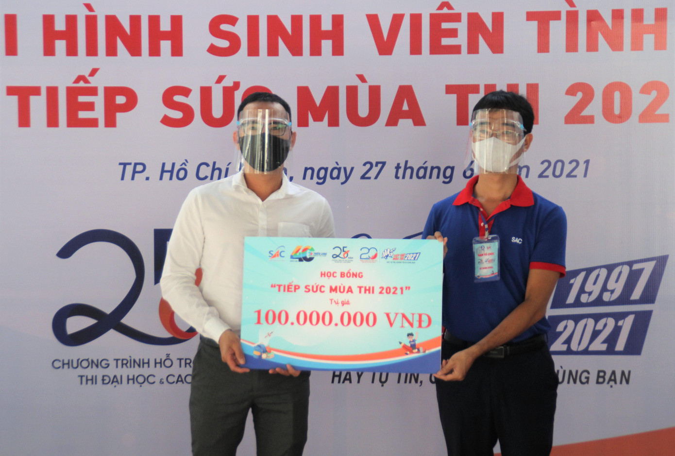 Ban tổ chức chương trình Tiếp sức mùa thi TPHCM tiếp nhận 50 suất học bổng từ Tập đoàn Thiên Long để tặng cho các em thí sinh có hoàn cảnh đặc biệt trong mùa thi năm nay Ban tổ chức chương trình Tiếp sức mùa thi TPHCM tiếp nhận 50 suất học bổng từ Tập đoàn Thiên Long để tặng cho các em thí sinh có hoàn cảnh đặc biệt trong mùa thi năm nay