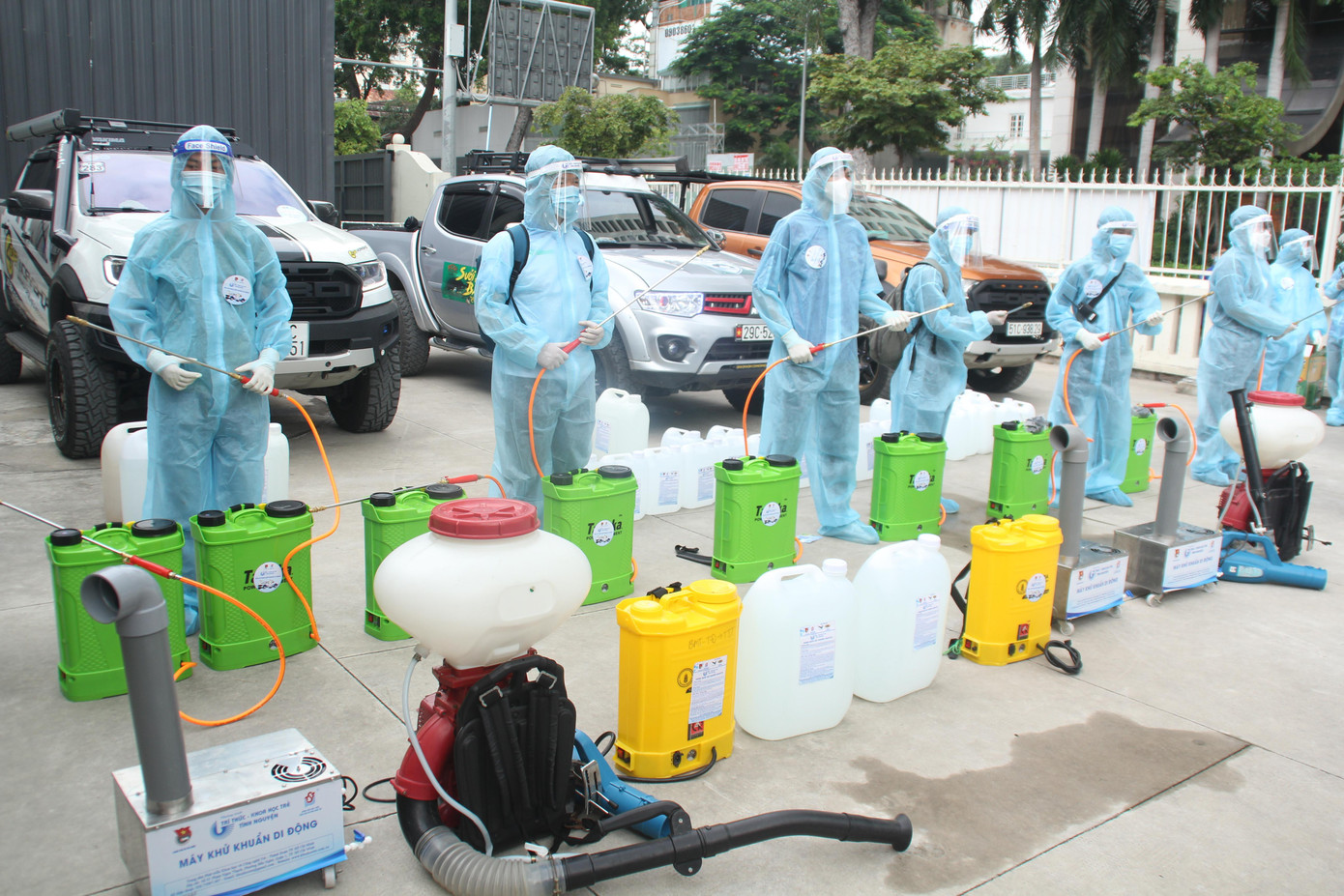 Anh Trần Đức Sự, Phó Giám đốc Trung tâm Phát triển Khoa học và Công nghệ trẻ TPHCM cho biết, đội hình khử khuẩn di động này sẽ tiến hành hoạt động từ nay đến khi tình hình dịch bệnh được kiểm soát trở lại. Mỗi ngày, tùy tình hình, các tình nguyện viên đội xe sẽ chia nhau đến các quận, huyện để phun xịt. Hiện đội hình này có khoảng 100 tình nguyện viên đăng ký tham gia. Anh Trần Đức Sự, Phó Giám đốc Trung tâm Phát triển Khoa học và Công nghệ trẻ TPHCM cho biết, đội hình khử khuẩn di động này sẽ tiến hành hoạt động từ nay đến khi tình hình dịch bệnh được kiểm soát trở lại. Mỗi ngày, tùy tình hình, các tình nguyện viên đội xe sẽ chia nhau đến các quận, huyện để phun xịt. Hiện đội hình này có khoảng 100 tình nguyện viên đăng ký tham gia.