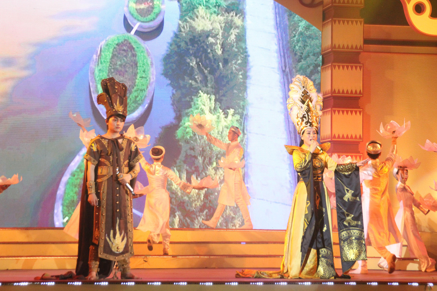 Tiết mục của Phi Nhung có sự đầu tư công phu về mặt hình ảnh, đạo cụ