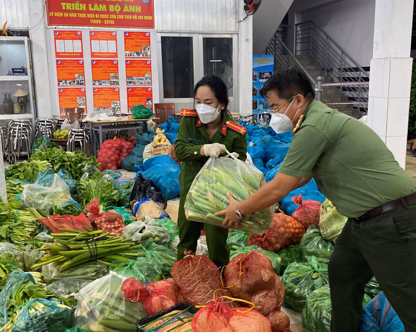 Tuổi trẻ Công an thành phố san sẻ món quà ấm tình mùa dịch.