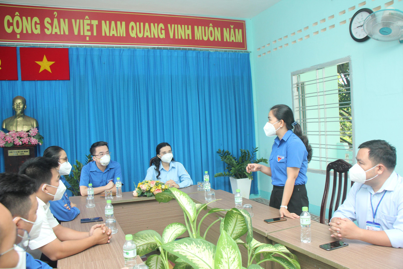 Cùng ngày, anh Nguyễn Tường Lâm đã đến Thành Đoàn Thủ Đức tìm hiểu các hoạt động phòng chống dịch trong thời gian qua, với sự chung tay của các đội hình tình nguyện, các bạn đoàn viên thanh niên.