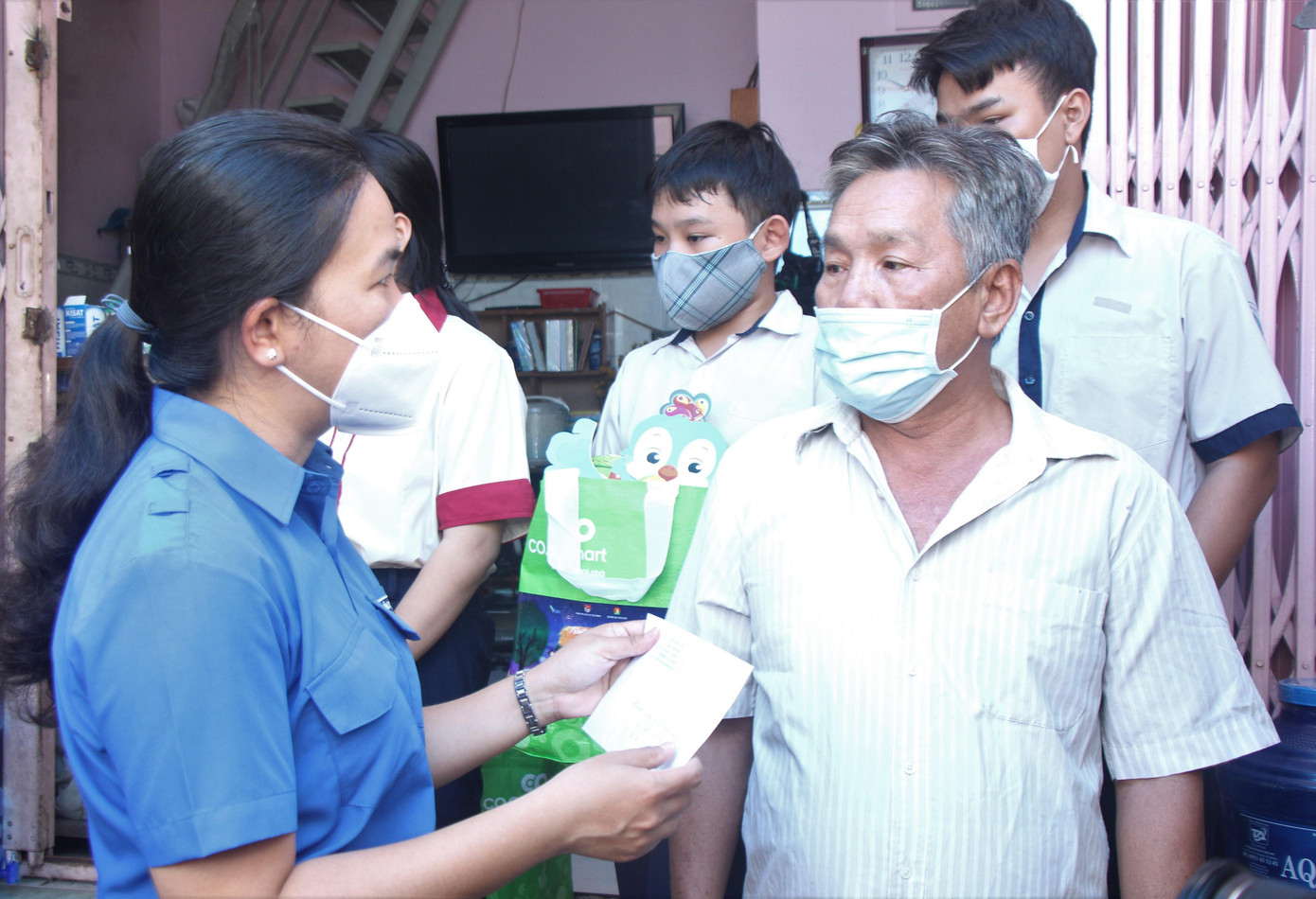 Bí thư Thành Đoàn Thủ Đức Nguyễn Thị Minh Hồng gửi quà hỗ trợ, động viên ông Võ Văn Đức.