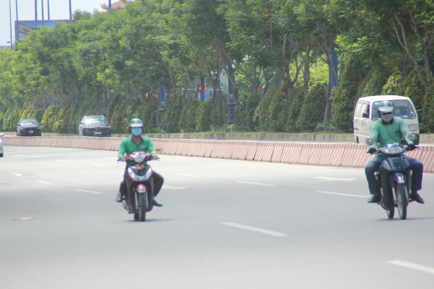 Trong những ngày qua, đội ngũ tài xế giao hàng trên các ứng dụng công nghệ vẫn hoạt động sôi nổi suốt cả ngày do người dân đẩy mạnh mua sắm trực tuyến trên các kênh thương mại điện tử.