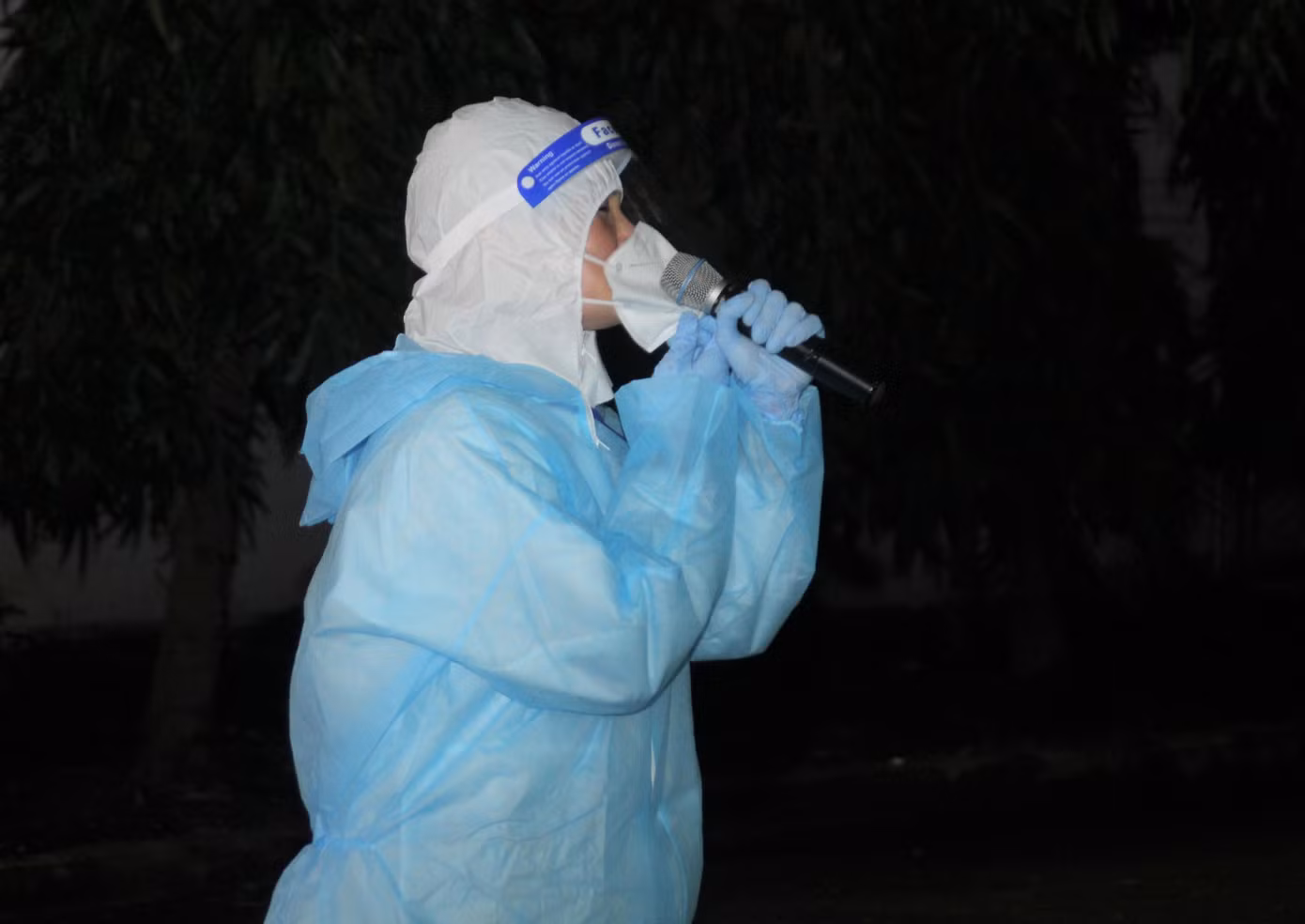 Lo lắng với tình hình bệnh tật phức tạp, đặc biệt khi tham gia hát ở bệnh viện dã chiến, Miu Lê cho biết mình mặc đến hai bộ đồ bảo hộ. Vừa hát xong ca khúc đầu tiên, nữ ca sỹ thở hổn hển, xin được "nghỉ mấy giây rồi hát tiếp vì ngộp quá". "Miu Lê cám ơn mọi người đã yêu mến, xin chúc bà con mình vui vẻ, lạc quan và sớm hết bệnh để về nhà", nữ ca sỹ 9x bày tỏ.