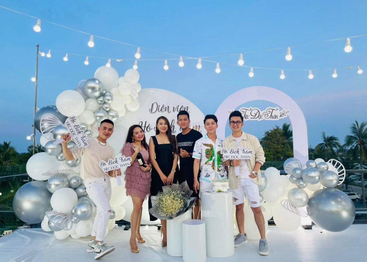 Trước lễ cưới, Hồ Bích Trâm được hội bạn thân tổ chức tiệc chia tay đời độc thân