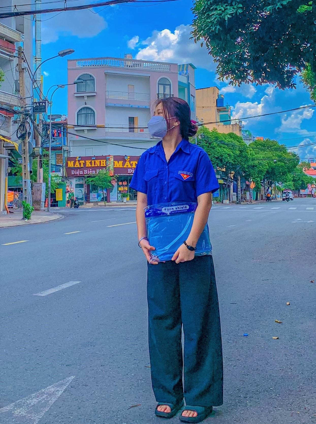 Ở trường phổ thông, Cẩm Tiên cũng năng nổ với hoạt động của tổ chức Đoàn thanh niên (Ảnh: NVCC) Ở trường phổ thông, Cẩm Tiên cũng năng nổ với hoạt động của tổ chức Đoàn thanh niên (Ảnh: NVCC)