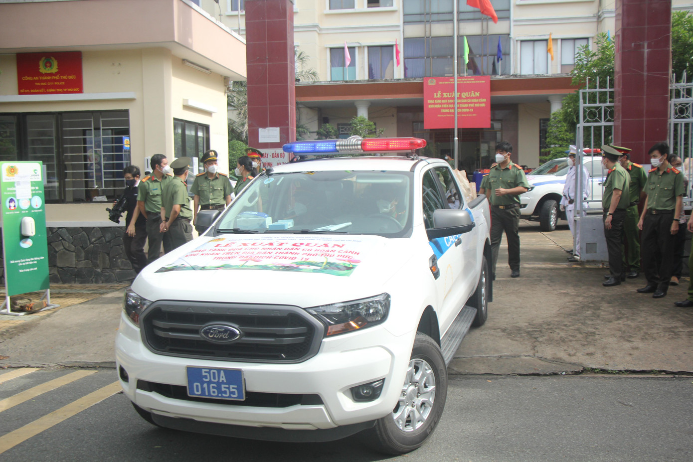 Lực lượng Công an Thủ Đức ra quân trao quà cho các hộ dân có hoàn cảnh khó khăn trên địa bàn TP. Thủ Đức.