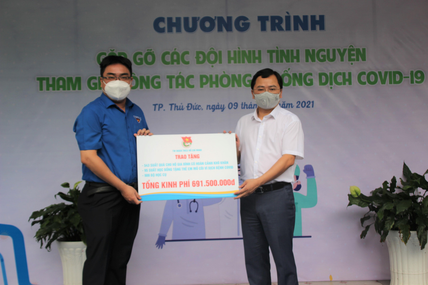 Anh Nguyễn Anh Tuấn, Bí thư thứ nhất Trung ương Đoàn trao nguồn lực hỗ trợ chống dịch cho đại diện Thường trực Thành Đoàn TPHCM - Ảnh: Phong Nguyễn