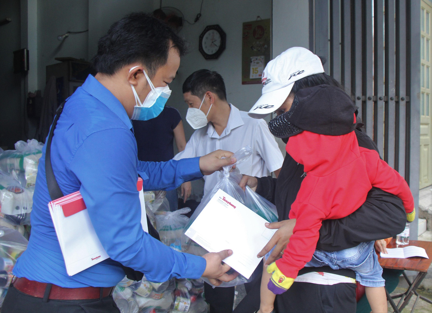 Mỗi phần quà có trị giá ước tính 500.000 đồng, bao gồm tiền mặt 200.000 đồng cùng một túi nhu yếu phẩm với các mặt hàng như dầu ăn, nước tương, gạo, đường...