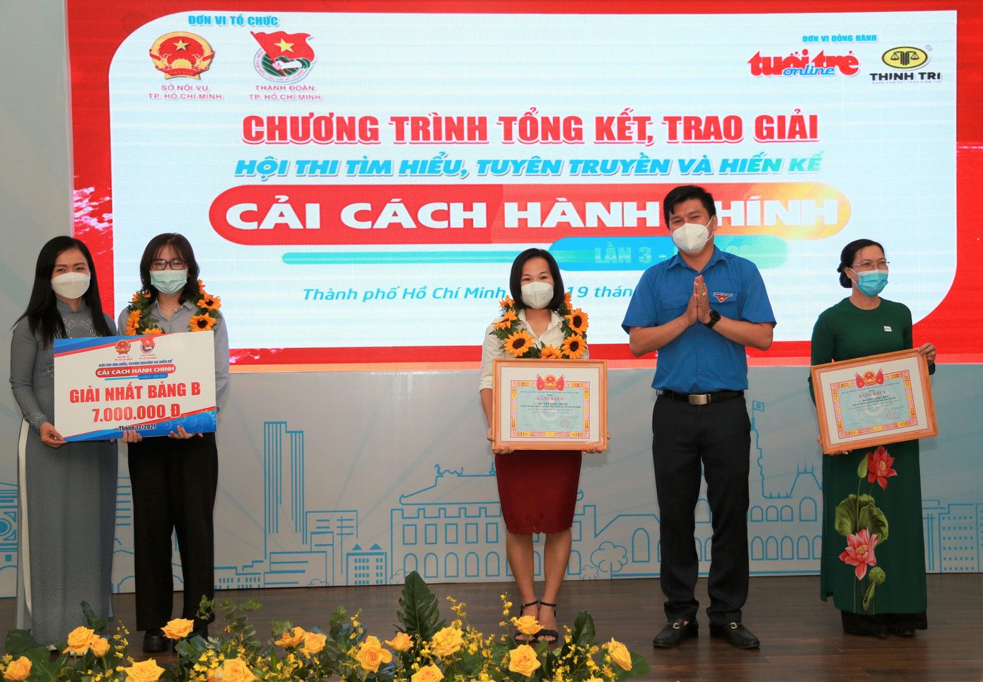 Trao các giải Nhất, Nhì, Ba cho các thí sinh đạt giải ở Bảng B.