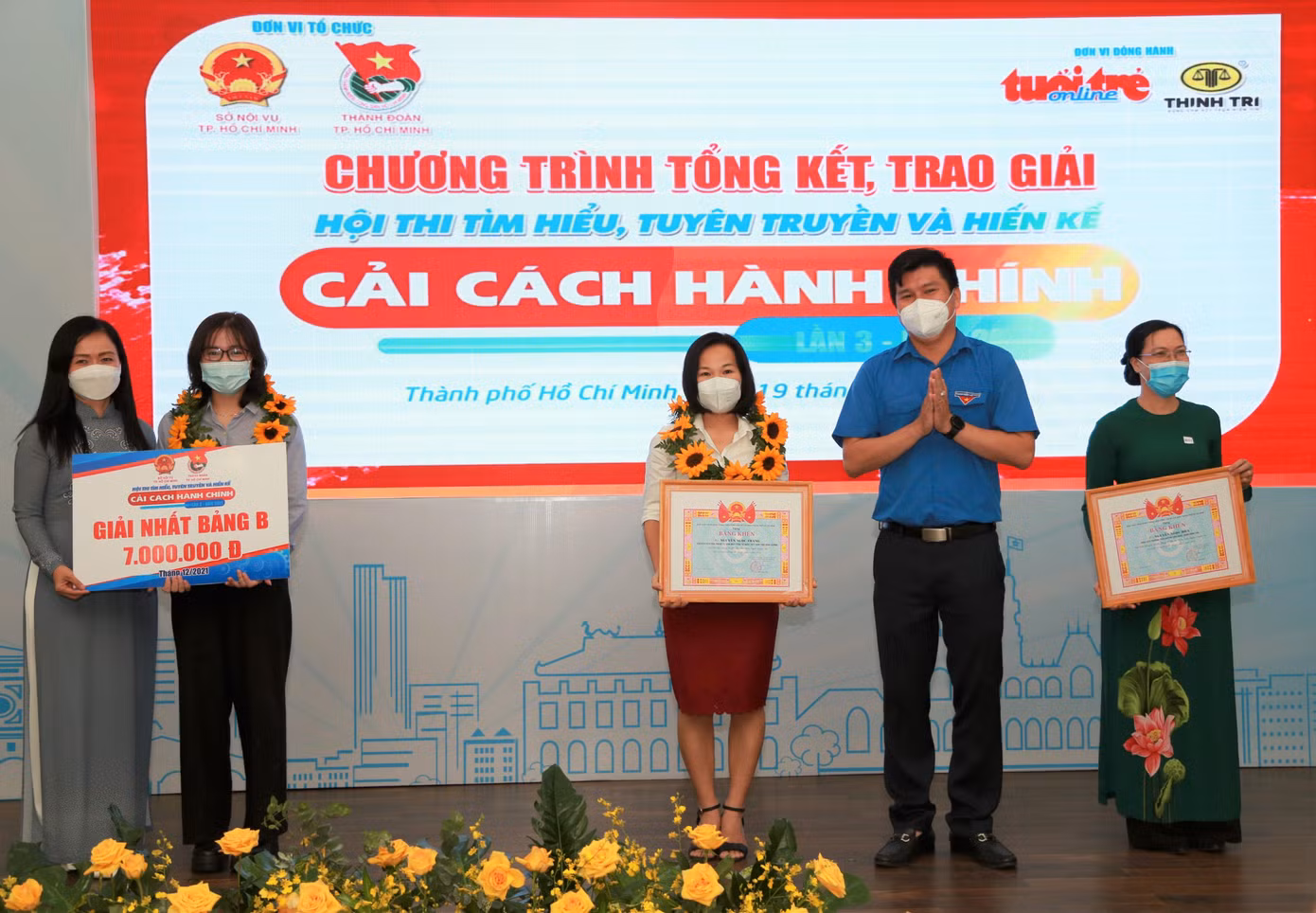 Trao các giải Nhất, Nhì, Ba cho các thí sinh đạt giải ở Bảng B.