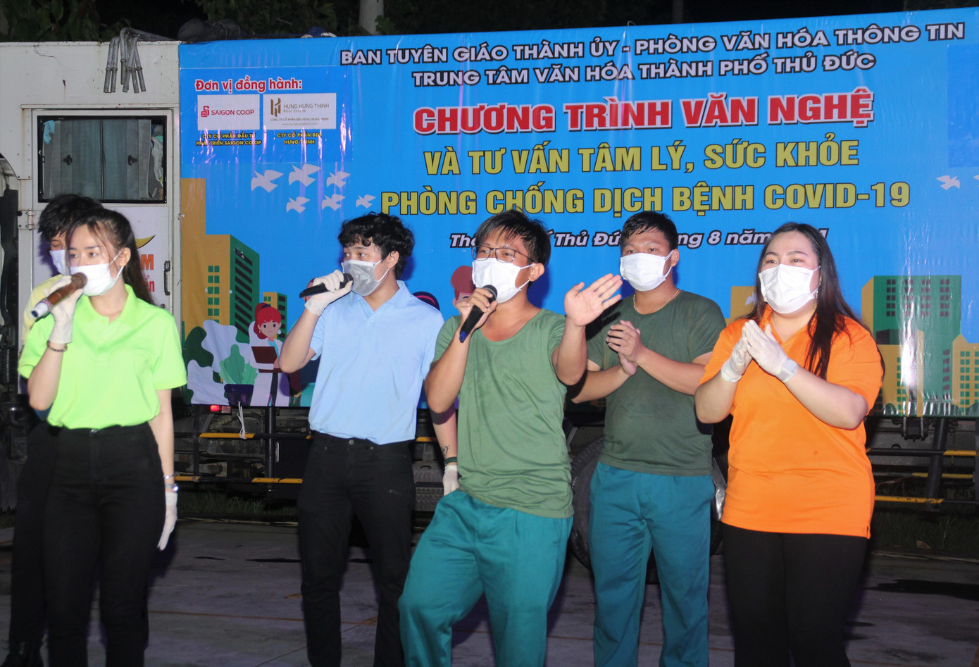 Các chiến sỹ dân quân làm nhiệm vụ tại khu cách ly cũng góp giọng chung vui trong đêm nhạc.