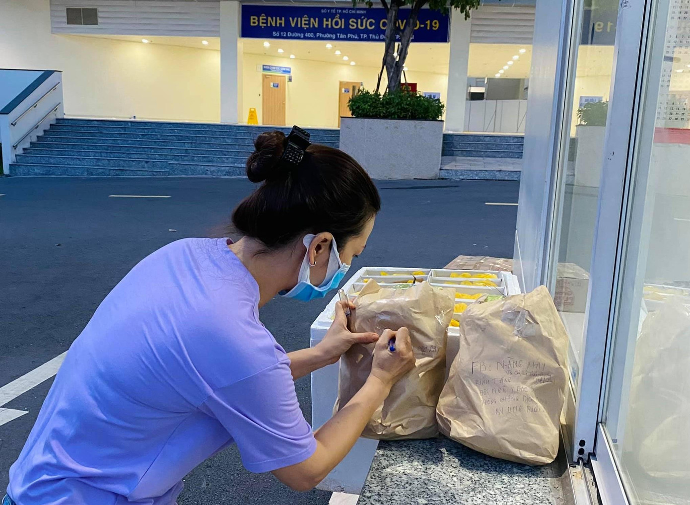 Một người bạn chị Vân gửi rau quả vào tuyến đầu chống COVID-19. Một người bạn chị Vân gửi rau quả vào tuyến đầu chống COVID-19.