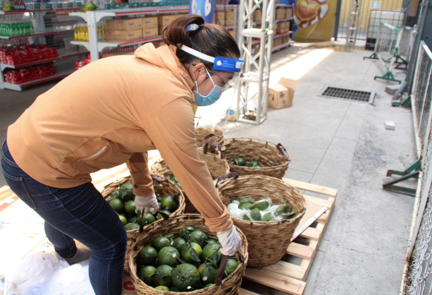 Ngoài thực phẩm khô, chương trình cũng bố trí trái cây tươi. Ngoài thực phẩm khô, chương trình cũng bố trí trái cây tươi.